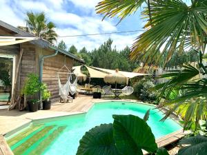 Maisons de vacances Maison ambiance cabane exotique climatisee piscine & spa 3 chambres 6 personnes : Maison 3 Chambres 