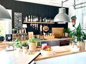 Maisons de vacances Maison ambiance cabane exotique climatisee piscine & spa 3 chambres 6 personnes : photos des chambres