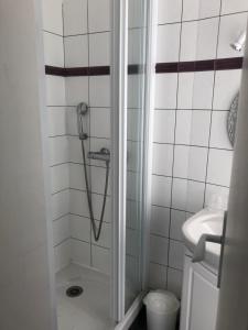 Hotels Le Crist'Al, hotel et restaurant, partiellement climatise, en front de mer et centre ville : photos des chambres