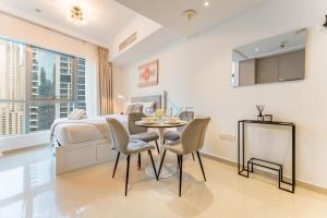 Short Walk to Marina Mall, Marina Walk and JBR Beach, Stunning Marina Views - Bay Central 2, Dubai Marina by Deluxe Holiday Homes