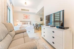Short Walk to Marina Mall, Marina Walk and JBR Beach, Stunning Marina Views - Bay Central 2, Dubai Marina by Deluxe Holiday Homes