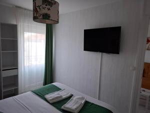 Hotels Le Crist'Al, hotel et restaurant, partiellement climatise, en front de mer et centre ville : photos des chambres