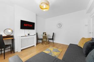 Modern 1BR near ExCeL & Canary Wharf, Fast WiFi, Workspace & Parking