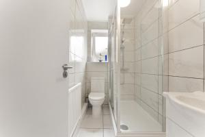 Modern 1BR near ExCeL & Canary Wharf, Fast WiFi, Workspace & Parking