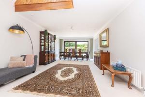 MOONGATE by BOURNECOAST - A Delightful Chalet Bungalow with a Garden and Parking - HB10672