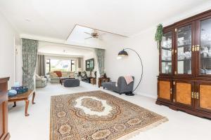 MOONGATE by BOURNECOAST - A Delightful Chalet Bungalow with a Garden and Parking - HB10672