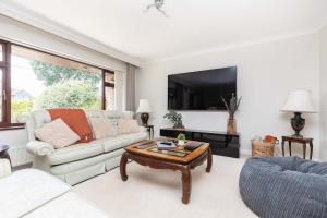 MOONGATE by BOURNECOAST - A Delightful Chalet Bungalow with a Garden and Parking - HB10672