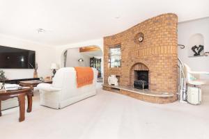 MOONGATE by BOURNECOAST - A Delightful Chalet Bungalow with a Garden and Parking - HB10672