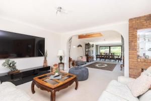 MOONGATE by BOURNECOAST - A Delightful Chalet Bungalow with a Garden and Parking - HB10672