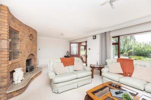 MOONGATE by BOURNECOAST - A Delightful Chalet Bungalow with a Garden and Parking - HB10672