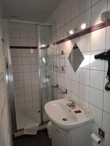 Hotels Le Crist'Al, hotel et restaurant, partiellement climatise, en front de mer et centre ville : Chambre Double ou Lits Jumeaux avec Douche