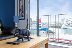 Luxury 2 Bedroom Harbour Apartment With Panoramic Ship Views