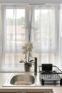 Modern 1BR near ExCeL & Canary Wharf, Fast WiFi, Workspace & Parking
