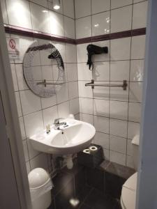 Hotels Le Crist'Al, hotel et restaurant, partiellement climatise, en front de mer et centre ville : photos des chambres