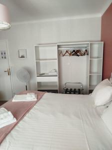 Hotels Le Crist'Al, hotel et restaurant, partiellement climatise, en front de mer et centre ville : photos des chambres