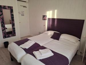 Hotels Le Crist'Al, hotel et restaurant, partiellement climatise, en front de mer et centre ville : photos des chambres