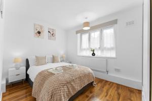 Modern 1BR near ExCeL & Canary Wharf, Fast WiFi, Workspace & Parking
