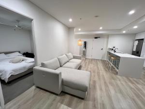 Cloud9 CITY VIEW large resort style apartment