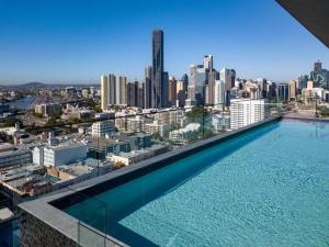 Cloud9 CITY VIEW large resort style apartment