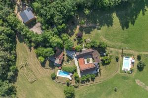 Maisons de vacances Domaine des Grands Bois Privatise, 9 chambres, 18 personnes, salle de jeux, piscine panoramique privee et chauffee : photos des chambres