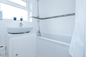 NEW! 3-Bed Home in Greater Manchester, Ideal for Long Term Stays & Large Groups, FREE Parking!