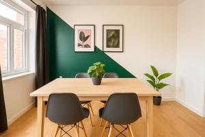 Space for groups, 10 mins from Queen St!