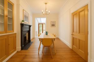 Large CityCentre Townhouse & Hot Tub, Pool Table and Offroad Parking