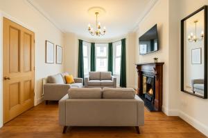 Large CityCentre Townhouse & Hot Tub, Pool Table and Offroad Parking