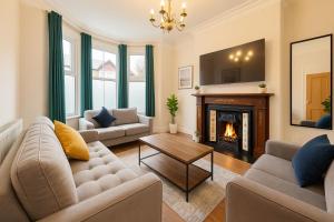 Large CityCentre Townhouse & Hot Tub, Pool Table and Offroad Parking