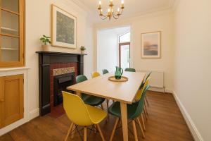 Large CityCentre Townhouse & Hot Tub, Pool Table and Offroad Parking