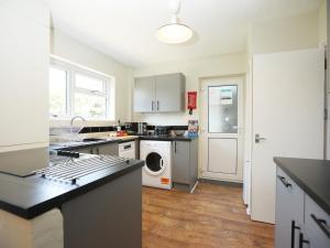 Homely ! Perfect for Contractors and Guests with Private off street parking