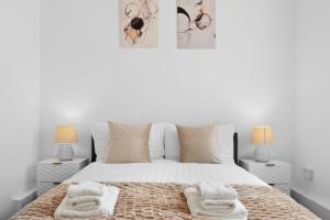 Modern 1BR near ExCeL & Canary Wharf, Fast WiFi, Workspace & Parking