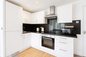 8 Person, 4 Bedroom Light, Warm & Modern Apartment