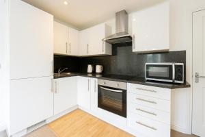 8 Person, 4 Bedroom Light, Warm & Modern Apartment