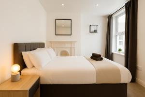 8 Person, 4 Bedroom Light, Warm & Modern Apartment