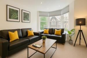 8 Person, 4 Bedroom Light, Warm & Modern Apartment