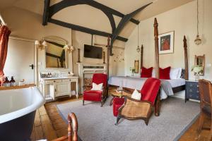 Superior Double Room with Four Poster Bed room in The White Hart