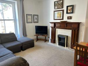 Apartment 4, Llewelyn Avenue