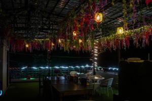 THE Grahil Hotel & Restaurant !Awarded Hotel ! BALCONY ROOMS With BEST Valley View Roof top Cafe ! Near JW Marriott Mussoorie