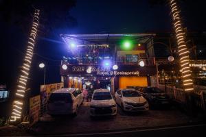 THE Grahil Hotel & Restaurant !Awarded Hotel ! BALCONY ROOMS With BEST Valley View Roof top Cafe ! Near JW Marriott Mussoorie