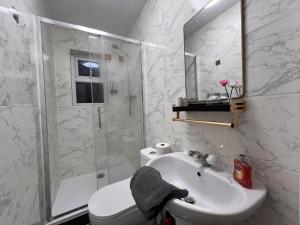 Comfy Rooms Close to Airport