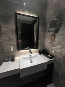 The Saphire Palace by Anna Vũ