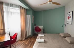 A1 - Kings Big Room - Warsaw City Haven - Shared Bathrooms - self check-in