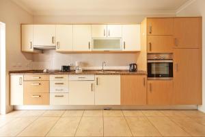 Large Modern 1 Bed Apartment with pool