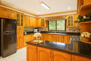 Bali inspired Villa in Tagaytay with Pool and Billiards up to 12pax