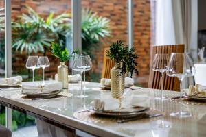 Khanaen Luxury Pool Villa by SP