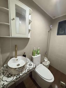 2 bedroom cute log house in Bacolod- near NGC