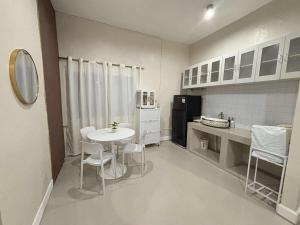 2 bedroom cute log house in Bacolod- near NGC