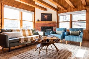 New! Designer 3BR Cabin Walk to Pond Mtn Views