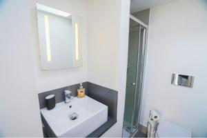 Elegant 5 Bedroom Home-Family-Friendly - Free WiFi - Parking